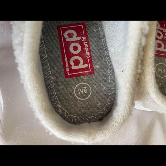 Women's Size 9 Slip on sneaker - White fur trim and plaid design.
**NEW** - Picture 3 of 7